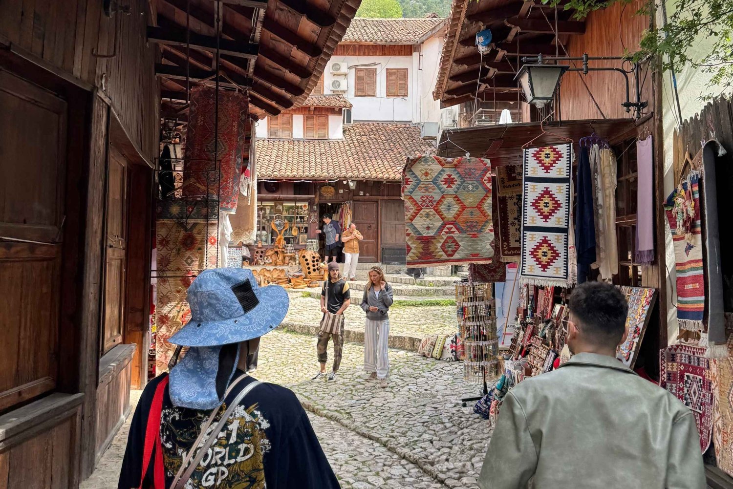 Från Tirana/Shkoder: Kruja slott, gamla basaren, Sari Salltik