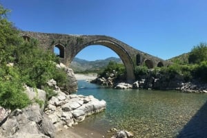 Fra Tirana: Dagstur til Shkoder, Rozafa Slot og Skadar-søen