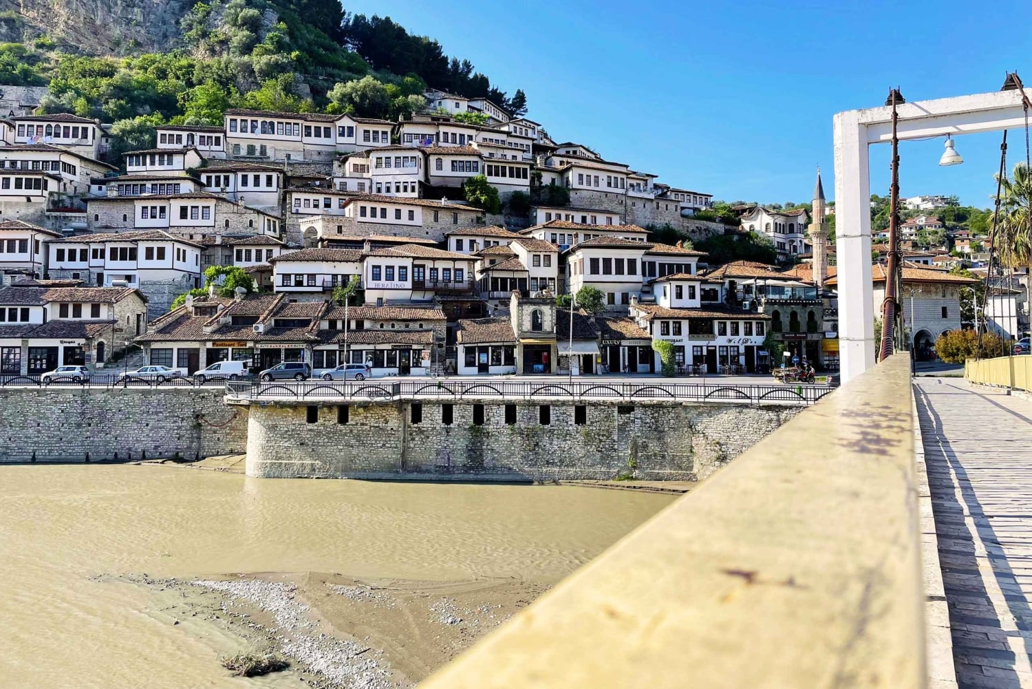 De Tirana: Cascata de Sinec, Berat UNESCO e Belsh - Viagem de um dia