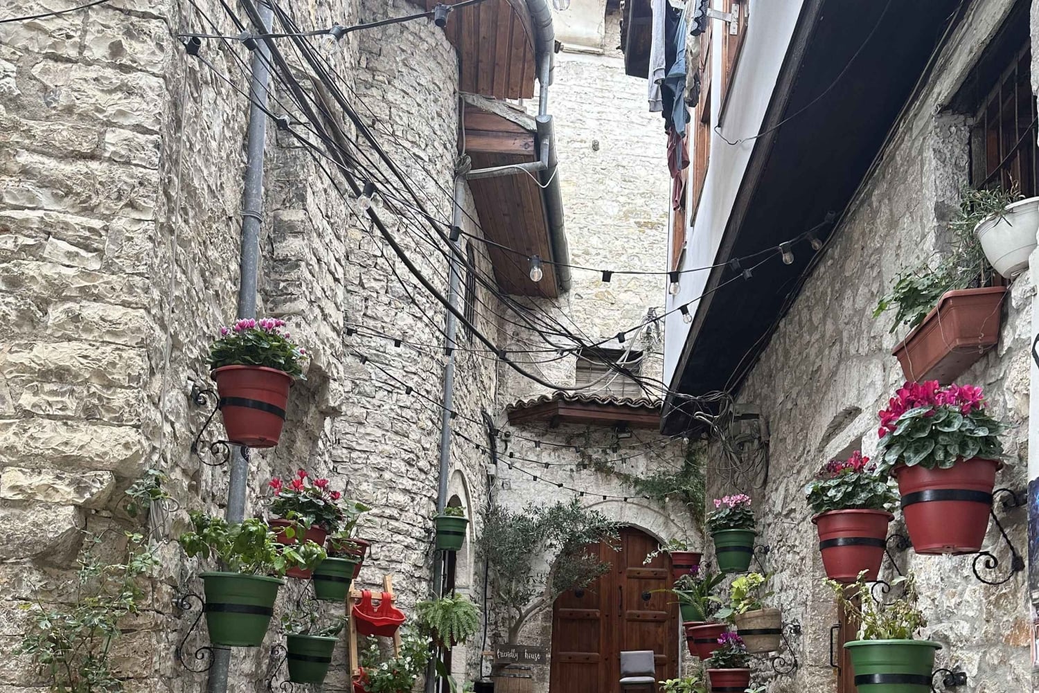 De Tirana: Cascata de Sinec, Berat UNESCO e Belsh - Viagem de um dia