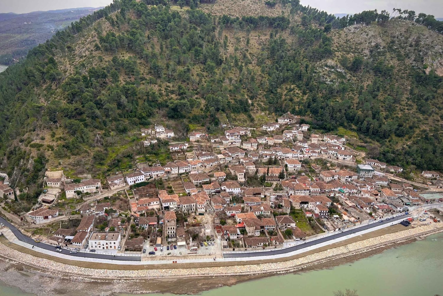 De Tirana: Cascata de Sinec, Berat UNESCO e Belsh - Viagem de um dia
