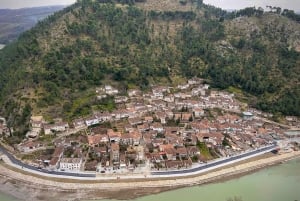 De Tirana: Cascata de Sinec, Berat UNESCO e Belsh - Viagem de um dia