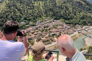 De Tirana: Cascata de Sinec, Berat UNESCO e Belsh - Viagem de um dia
