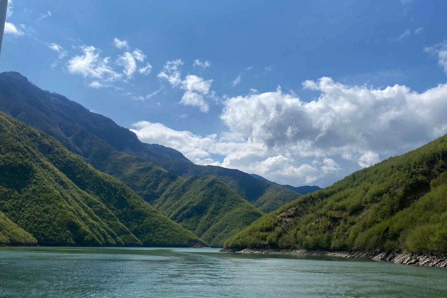 De Tirana, visite o lago Komani e o rio Shala
