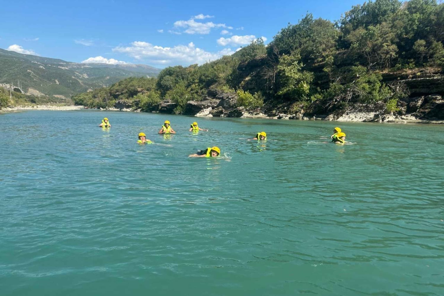 Fra Tirana: Dagstur med rafting i Vjosa og Benja termiske bad