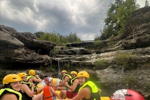 Fra Tirana: Dagstur med rafting i Vjosa og Benja termiske bad