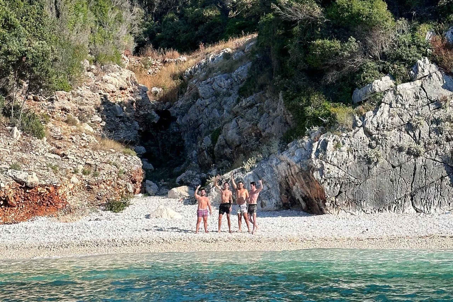 Desde Vlora: excursión en lancha rápida a la cueva de Haxhi Ali y Karaburun.