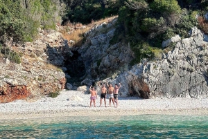 Desde Vlora: excursión en lancha rápida a la cueva de Haxhi Ali y Karaburun.