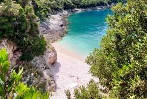 Desde Vlora: excursión en lancha rápida a la cueva de Haxhi Ali y Karaburun.
