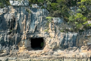 Desde Vlora: excursión en lancha rápida a la cueva de Haxhi Ali y Karaburun.
