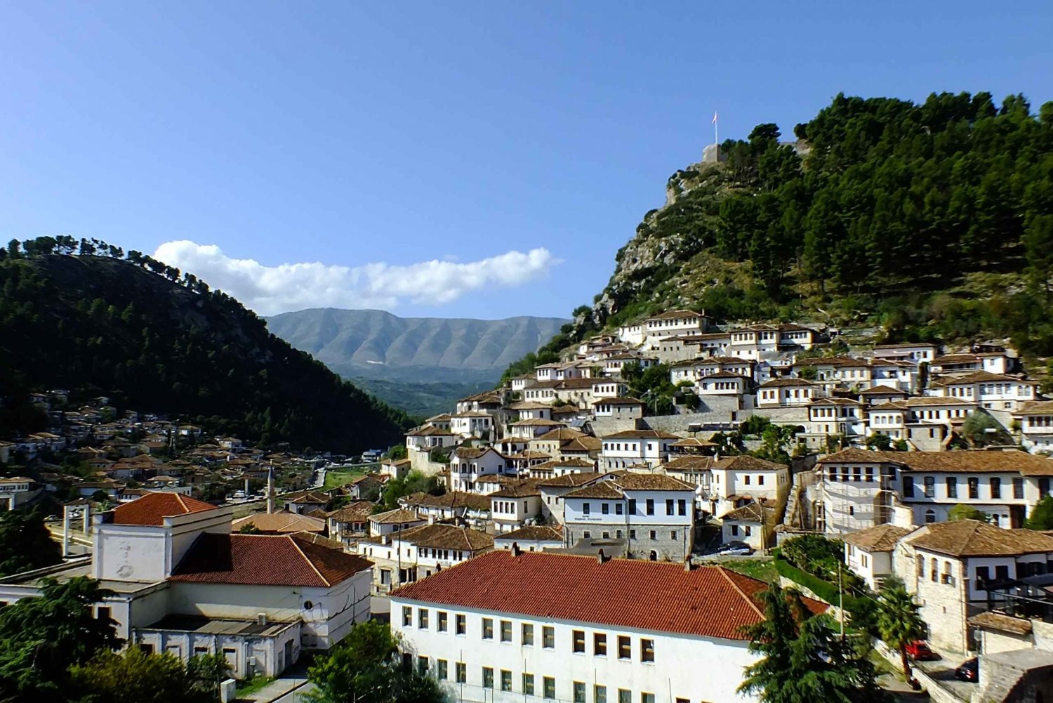 Tour privato di un'intera giornata Durazzo Elbasan Laghi Belsh e Berat