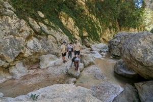 Aventura de escalada em rocha de dia inteiro no Gjipe Canyon