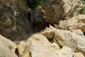 Avventura di arrampicata su roccia di un giorno intero nel Canyon di Gjipe