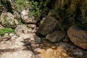Aventura de escalada em rocha de dia inteiro no Gjipe Canyon