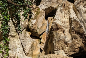 Avventura di arrampicata su roccia di un giorno intero nel Canyon di Gjipe