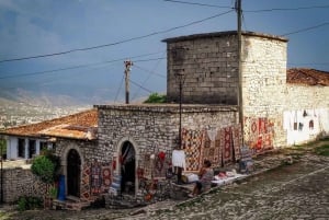 Kokopäiväretki Tiranasta Beratiin ja valinnainen viinitilavierailu