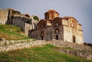 Heldagsutflukt fra Tirana til Berat med valgfritt vingårdsbesøk