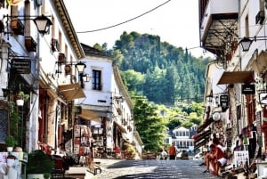 Sarandë: Rundtur i Gjirokaster, Blå ögat och Lekursi slott