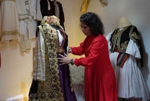 Gjirokaster, de UNESCO site en de traditionele klederdracht