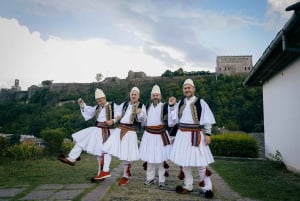 Gjirokaster, o local da UNESCO e os trajes tradicionais