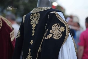 Gjirokaster, de UNESCO site en de traditionele klederdracht
