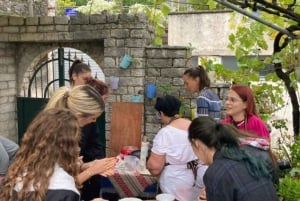 Gjirokastër: aula de culinária vegetariana albanesa tradicional