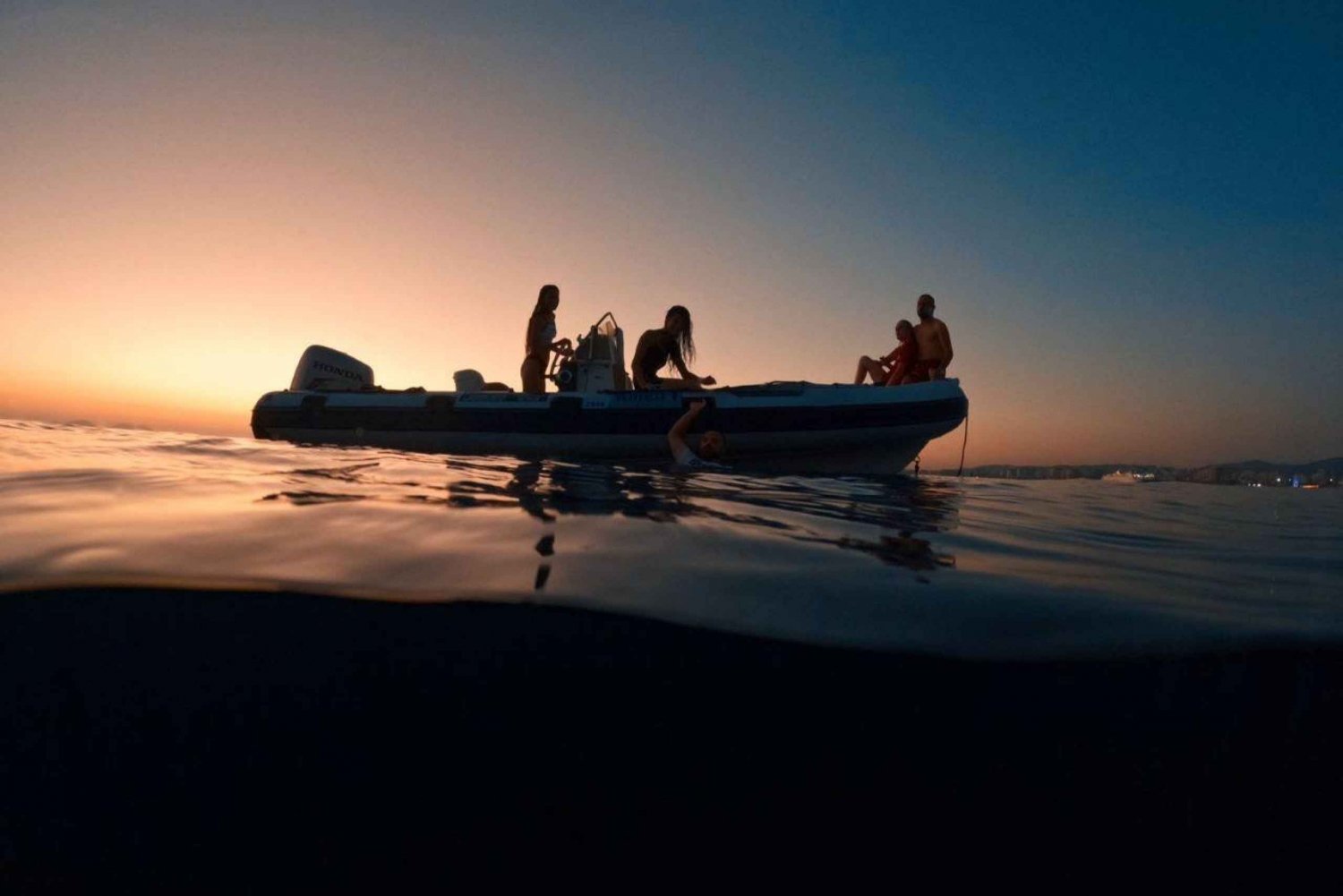 Golden Hour Panoramablick Vlora Sonnenuntergang mit dem Boot