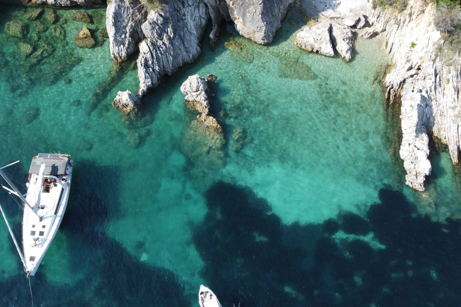 Gouvia: Passeio de barco pela Ilha de Corfu com lanche e refrigerantes