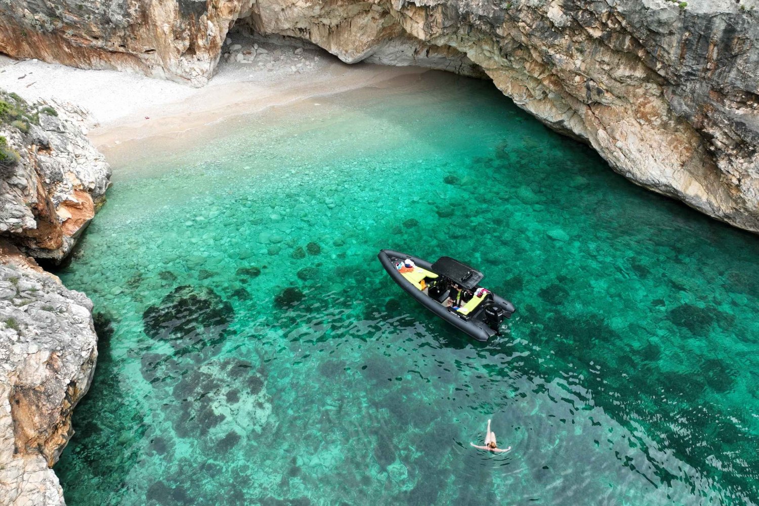 Grama Bay: Grottor och stränder Privat guidad tur med motorbåt