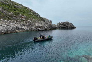 Grama Bay: Caves & Beaches Private Speedboat Guided Tour