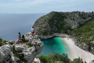 Grama Bay: Caves & Beaches Private Speedboat Guided Tour