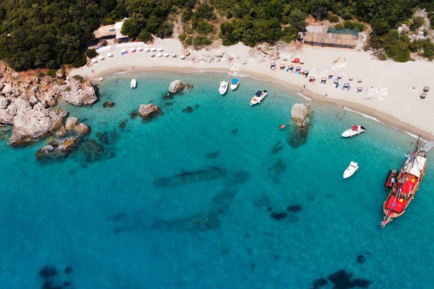 De Sarandë: Passeio de barco para Kroreza com bebida e mergulho com snorkel