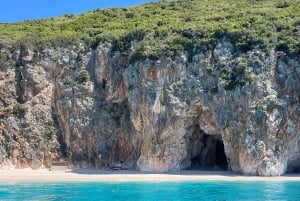Himara: tour en barco por la Riviera albanesa con paradas para nadar