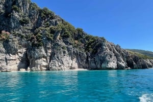 Himara: tour en barco por la Riviera albanesa con paradas para nadar