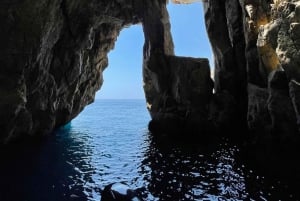 Himara: tour en barco por la Riviera albanesa con paradas para nadar