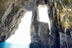 Himara: tour en barco por la Riviera albanesa con paradas para nadar