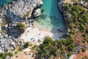 Himara: tour en barco por la Riviera albanesa con paradas para nadar