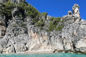Himara: tour en barco por la Riviera albanesa con paradas para nadar