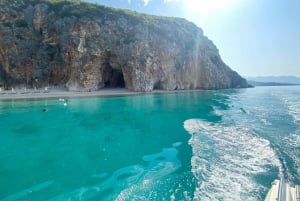 Himara: tour en barco por la Riviera albanesa con paradas para nadar