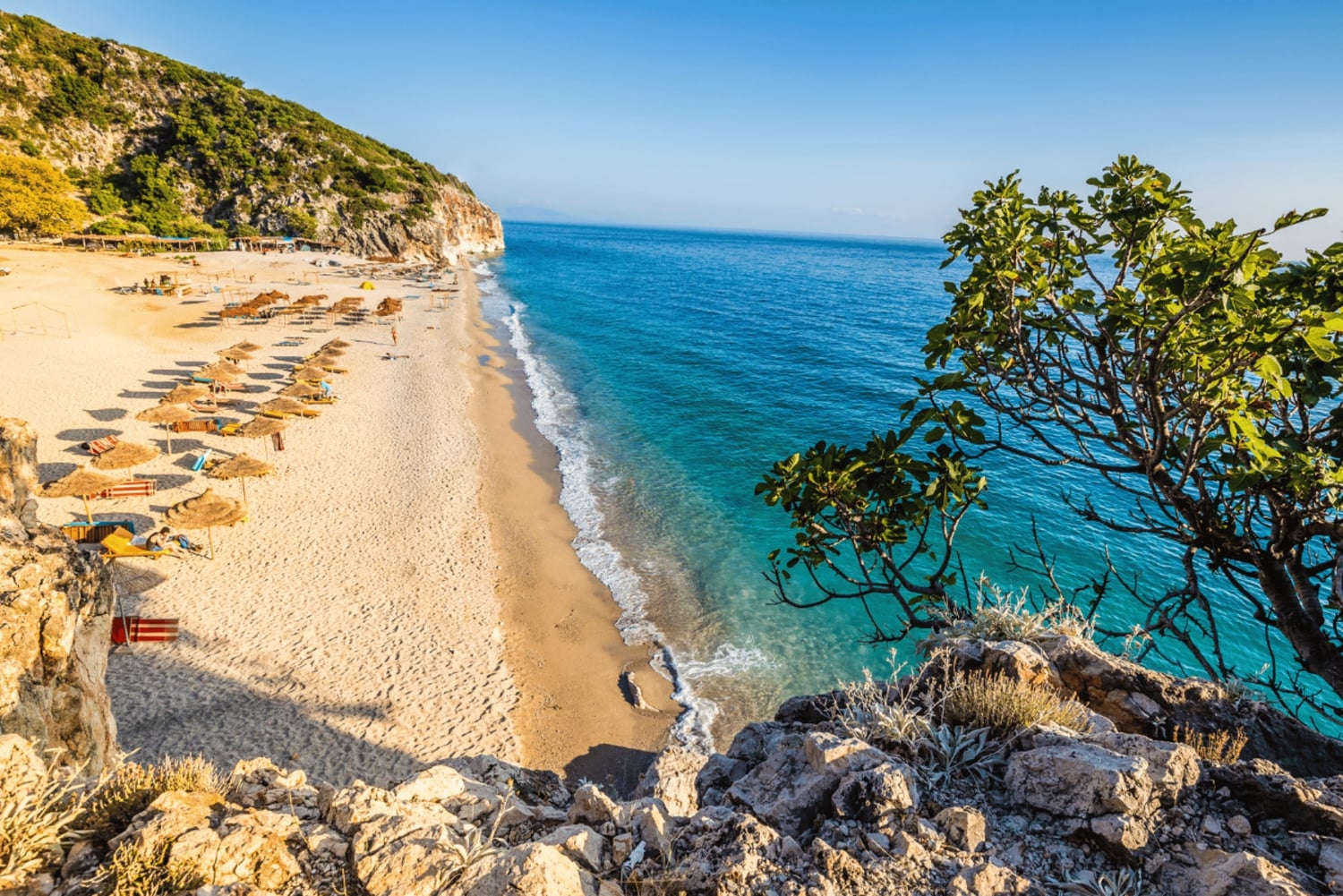 Himara: tour en barco por la Riviera albanesa y cuevas con baño y snorkel