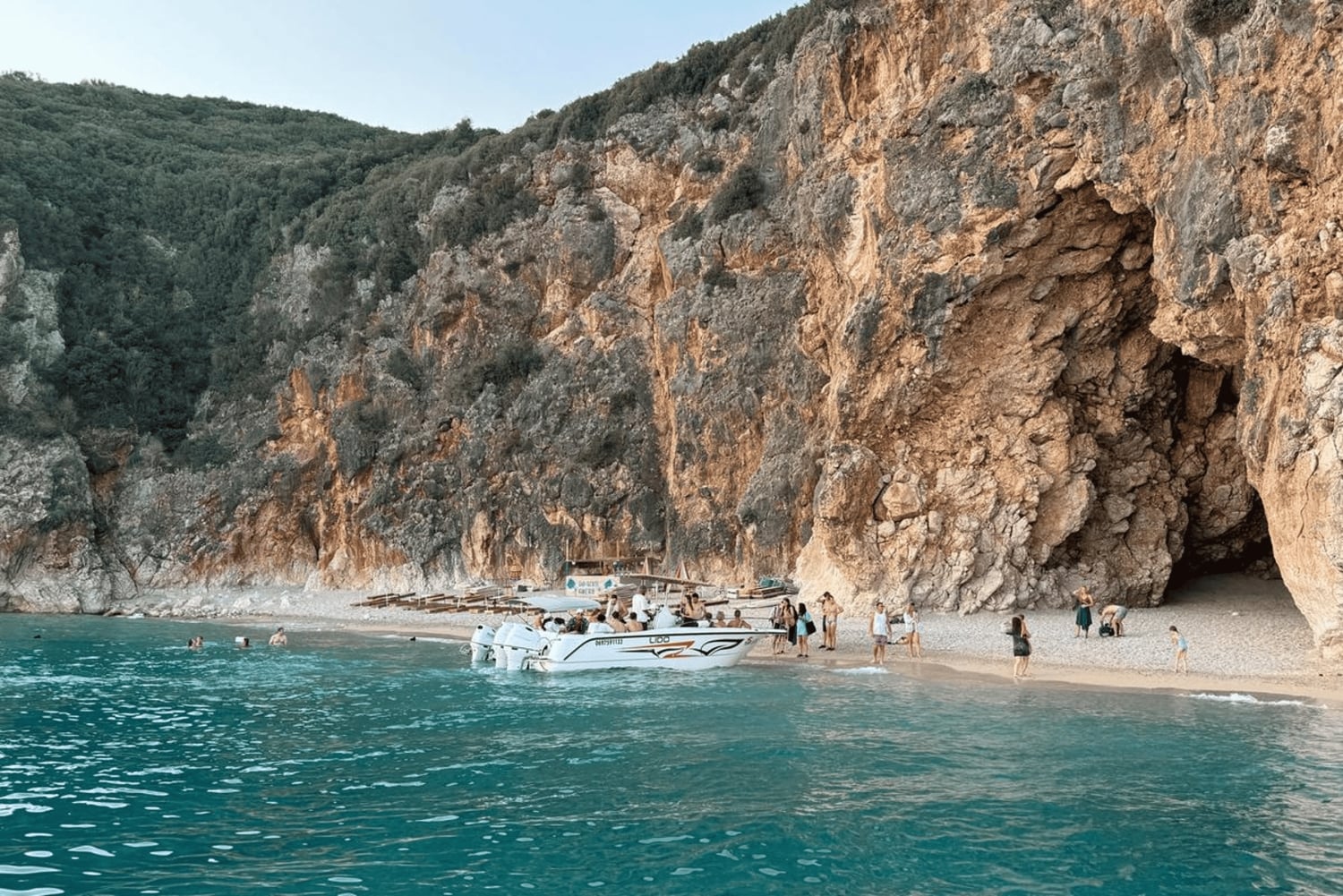 Himara: tour en barco por la Riviera albanesa y cuevas con baño y snorkel