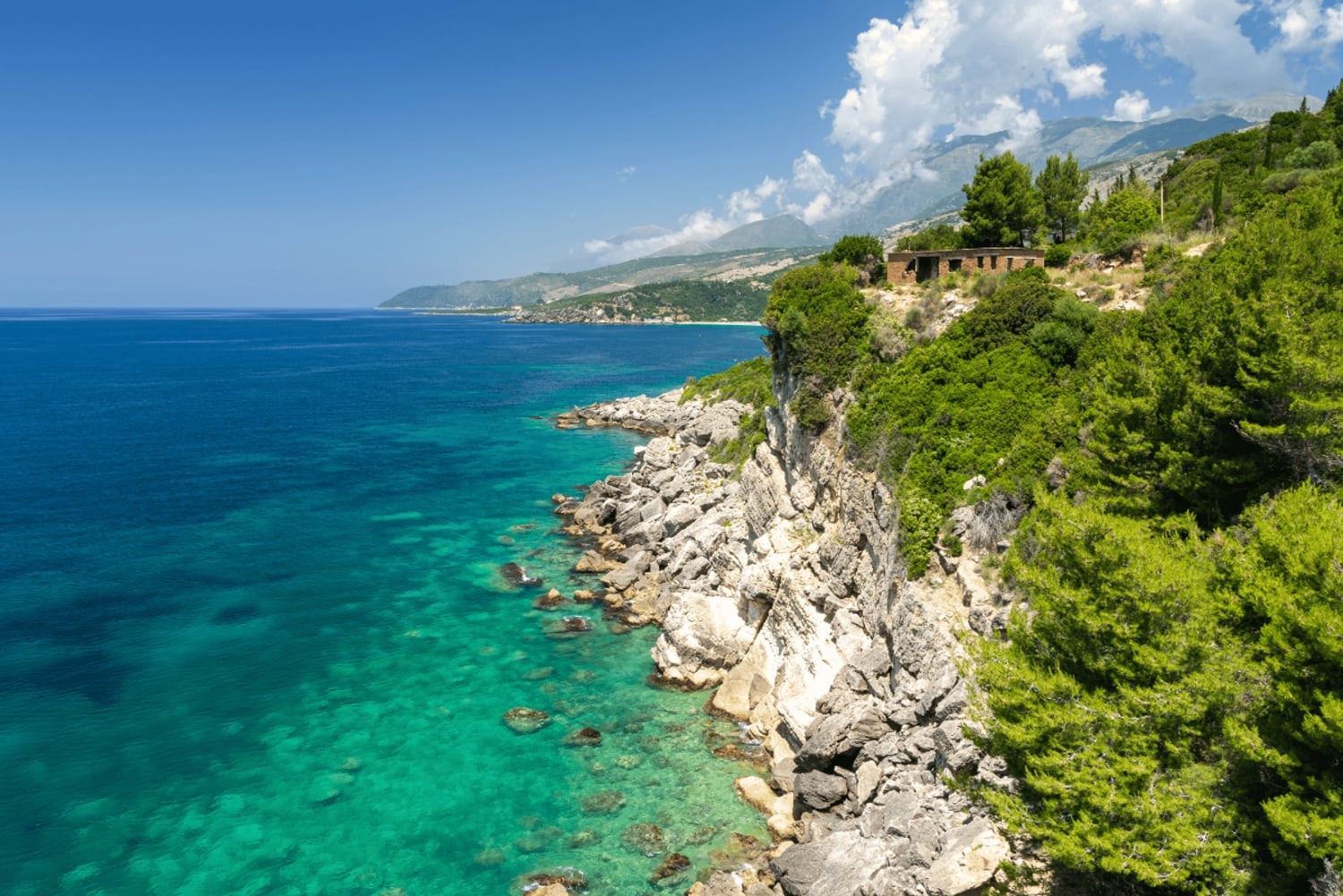 Himara: tour en barco por la Riviera albanesa y cuevas con baño y snorkel