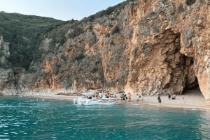 Himara: tour en barco por la Riviera albanesa y cuevas con baño y snorkel