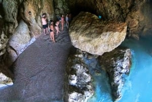 Himara: tour en barco por la Riviera albanesa y cuevas con baño y snorkel
