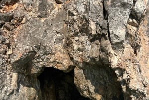 Himara: tour en barco por la Riviera albanesa y cuevas con baño y snorkel