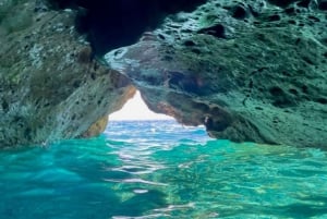 Himara: tour en barco por la Riviera albanesa y cuevas con baño y snorkel