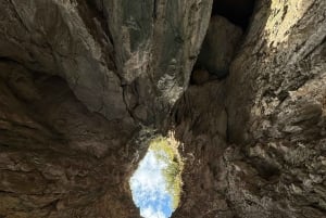 Himara: tour en barco por la Riviera albanesa y cuevas con baño y snorkel
