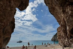 Himara: tour en barco por la Riviera albanesa y cuevas con baño y snorkel