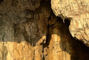 Himara: tour en barco por la Riviera albanesa y cuevas con baño y snorkel