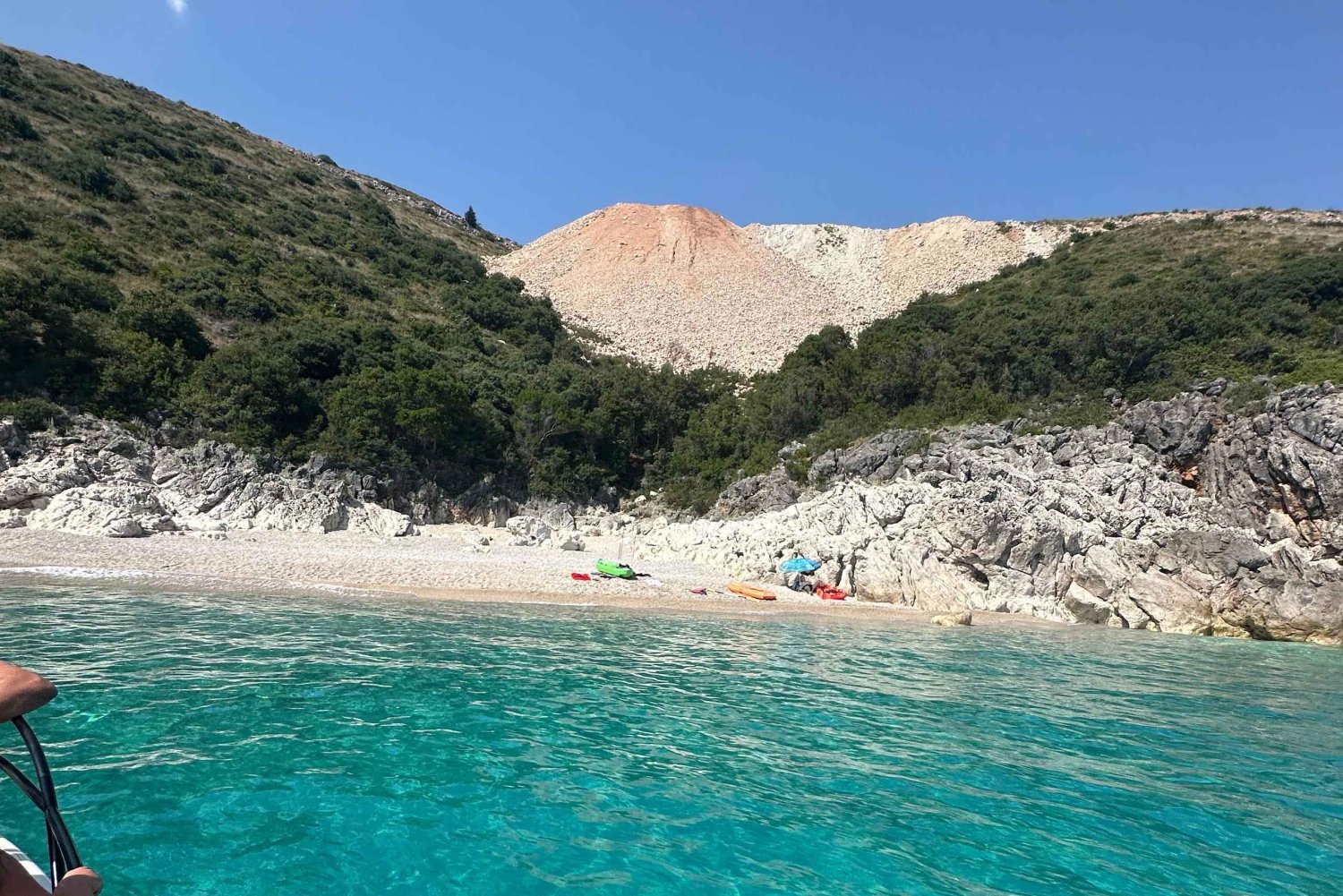 Himara : tour en bateau dans la grotte des pirates avec plages et grottes secrètes